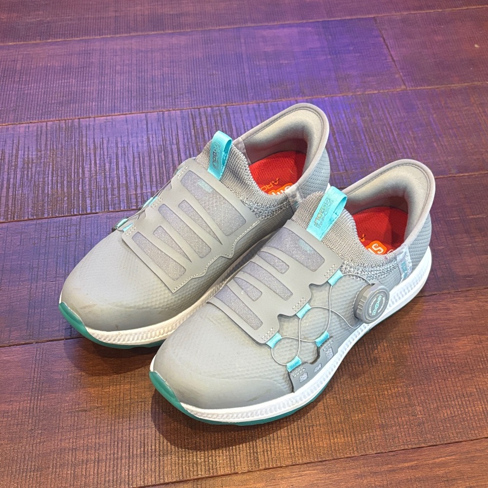 Like New Women’s Skechers GO GOLF shoes, Slip-ins, arch fit, twist-fit, size 6